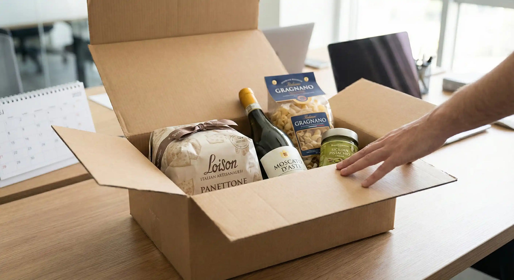 Coffret cadeau d'affaires gastronomique italien ouvert avec Panettone et vin sur un bureau de direction