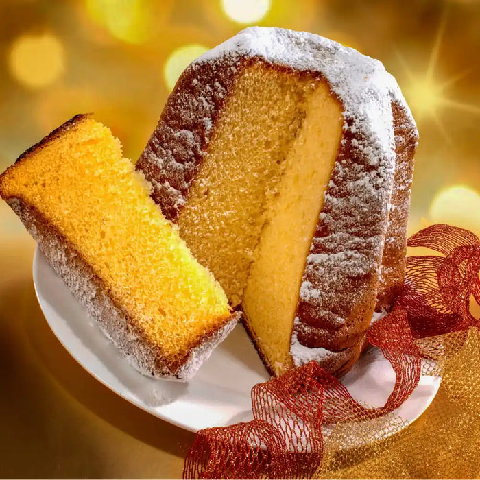Tranches de pandoro italien traditionnel saupoudré de sucre glace sur fond lumineux festif