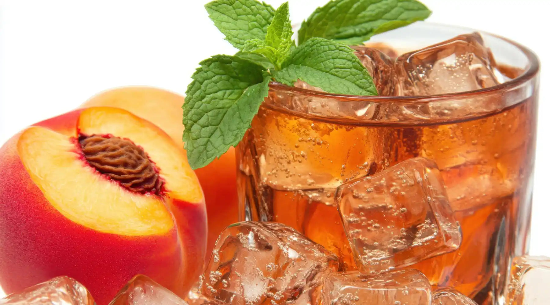 Boisson Estathé Pêche servie avec glaçons et tranches de pêche, thé glacé italien rafraîchissant.