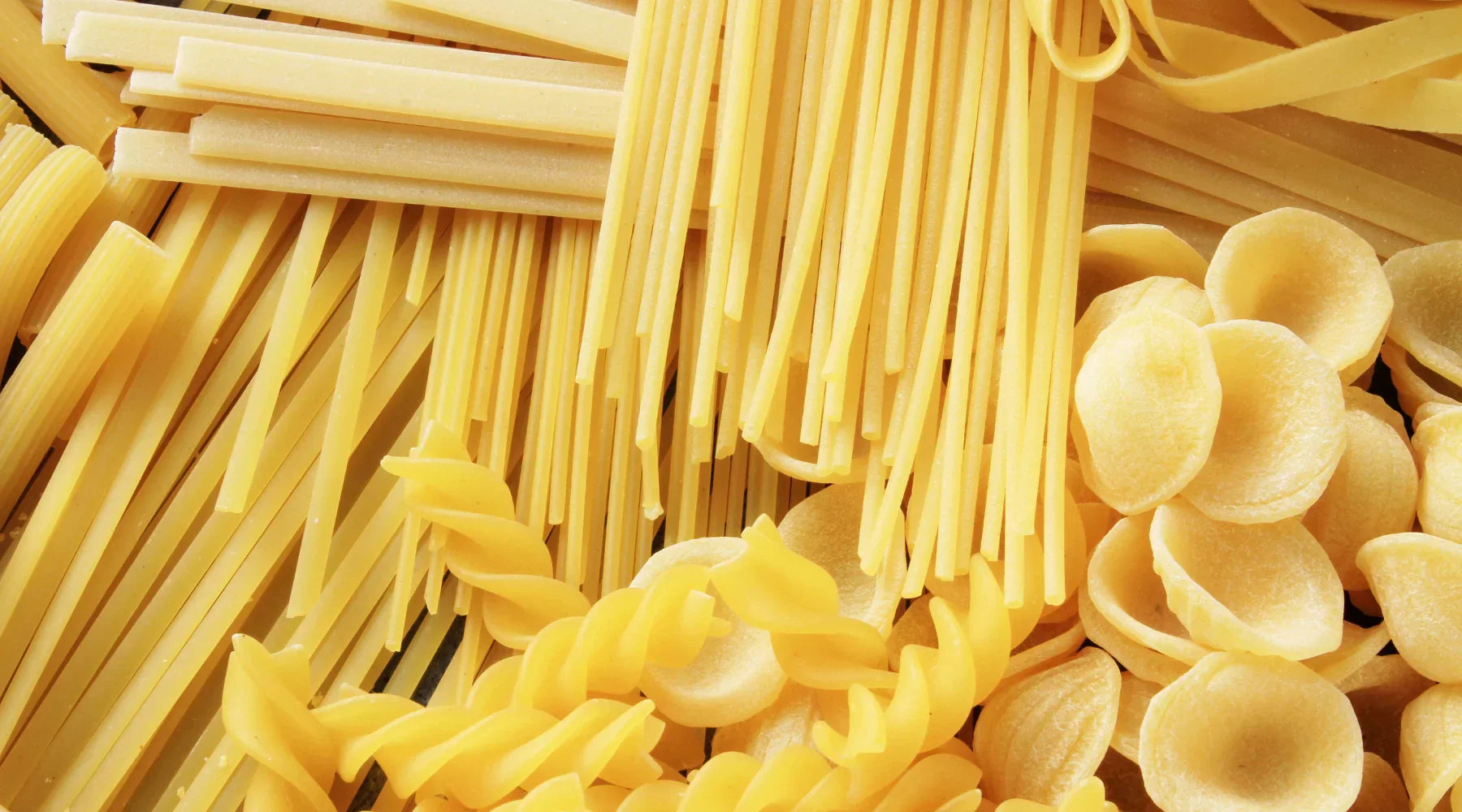 Assortiment de pâtes italiennes régionales artisanales — spaghetti, fusilli, linguine et orecchiette — représentant la richesse culinaire du nord au sud de l’Italie — EasyGusto.fr