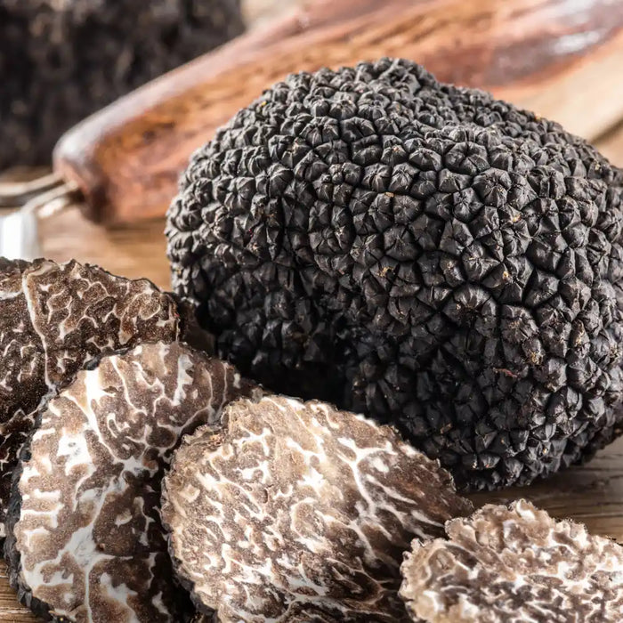 Sélection de produits gastronomiques à la truffe : moutarde, foie gras, chips, caviar et saucisson à la truffe EasyGusto