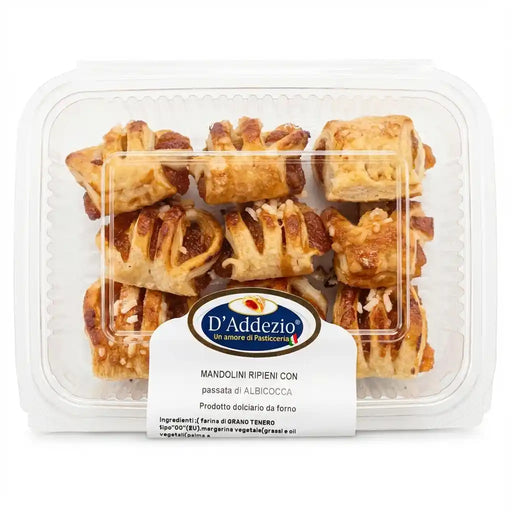 Mandolini D'Addezio bladerdeegkoekjes met abrikozenhart, gepresenteerd in een doosje en bestrooid met suiker.