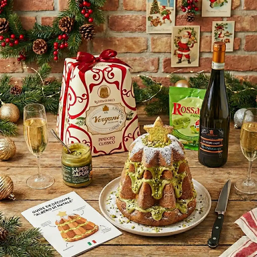 Coffret gourmand italien comprenant un Pandoro Vergani décoré à la crème de pistache, un pot de crème de pistache Sapere Sapori, un sachet de bonbons Rossana Pistacchio et une bouteille de Moscato d’Asti, présentés sur une table festive de Noël.