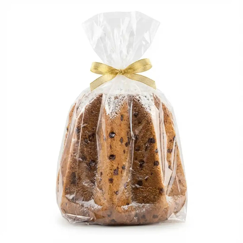 Italiaanse pandoro met chocoladechips verpakt in een doorzichtige zak met een gouden lint