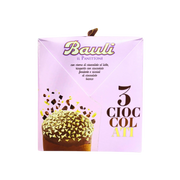 Panettone 3 Cioccolati de Bauli 750g - Vue avant du packaging avec glaçage au chocolat noir et copeaux de chocolat blanc.